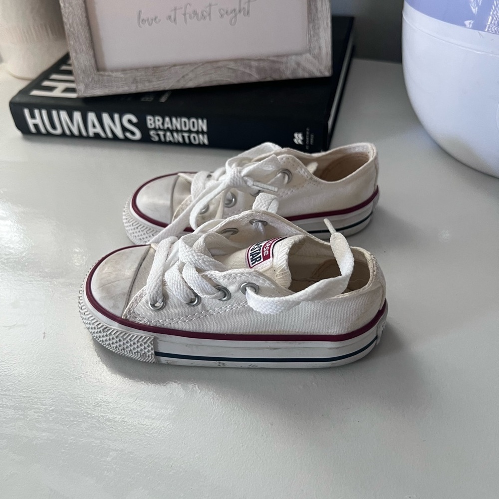 Assorted toddler size 6 shoes - Picture 5 of 8